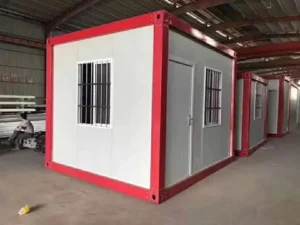 مجموعة كرفانات لونها أحمر في أبيض